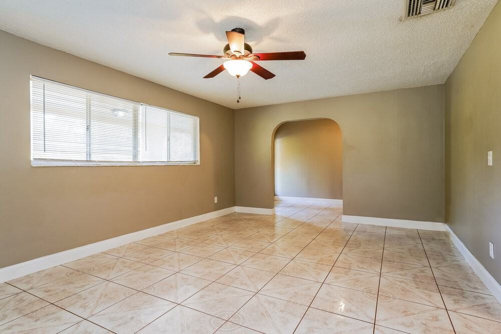 1119 Clayton Ave - Photo 4 of 16