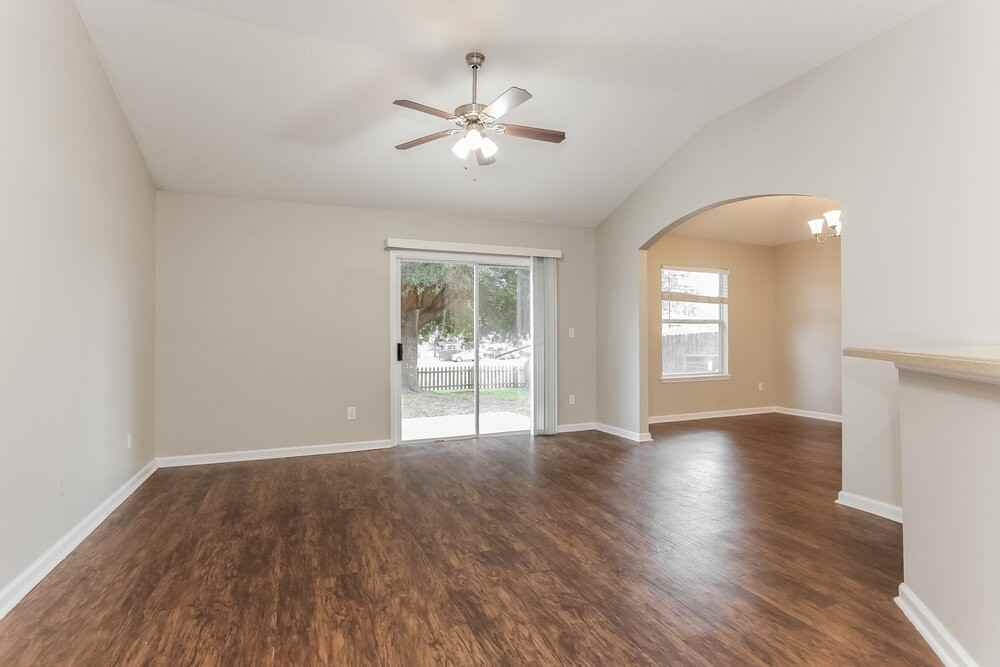 1841 Creekview Dr - Photo 4 of 16
