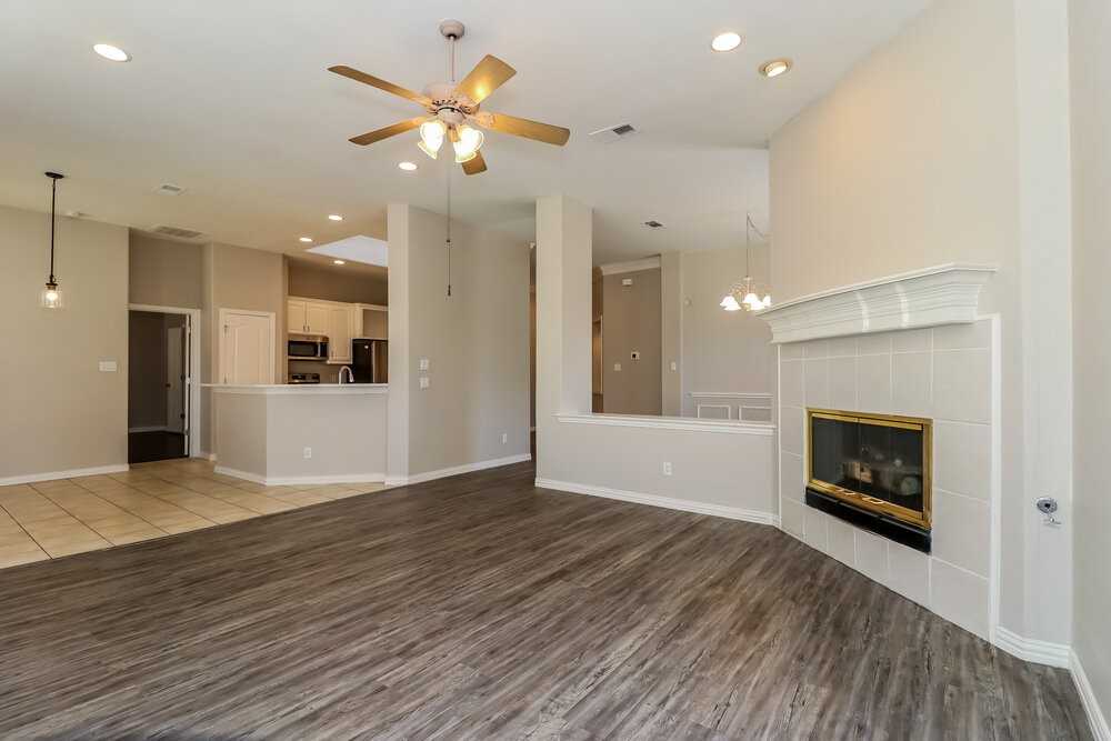 414 Hampton Cir - Photo 4 of 16