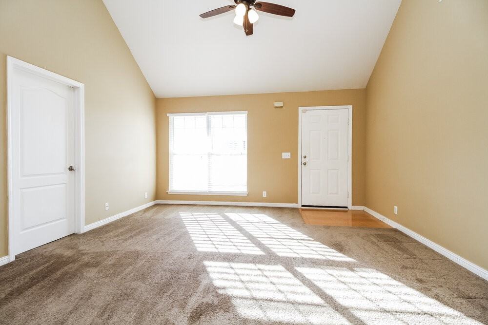 1019 Somerset Trce - Photo 3 of 25