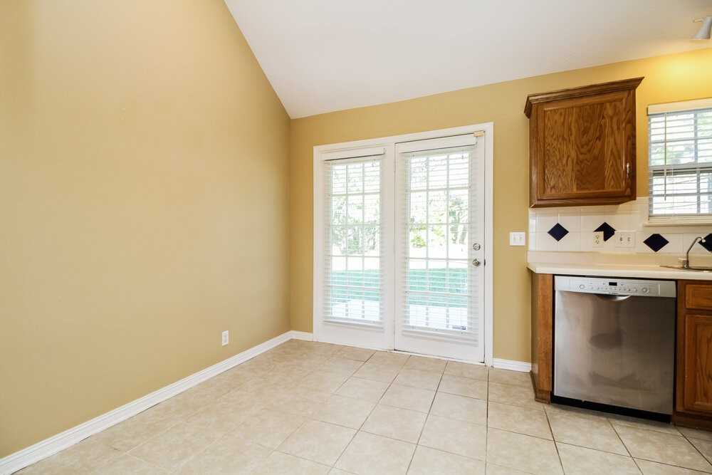 1019 Somerset Trce - Photo 4 of 25