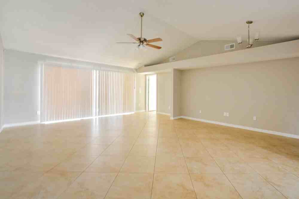 1018 Hornbeam St - Photo 4 of 16