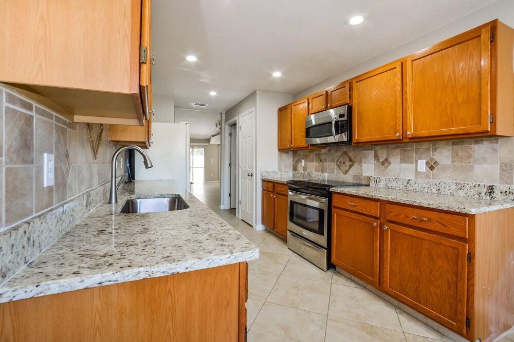 1018 Hornbeam St - Photo 6 of 16