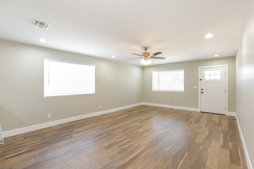 2321 W Mobile Ln - Photo 3 of 16