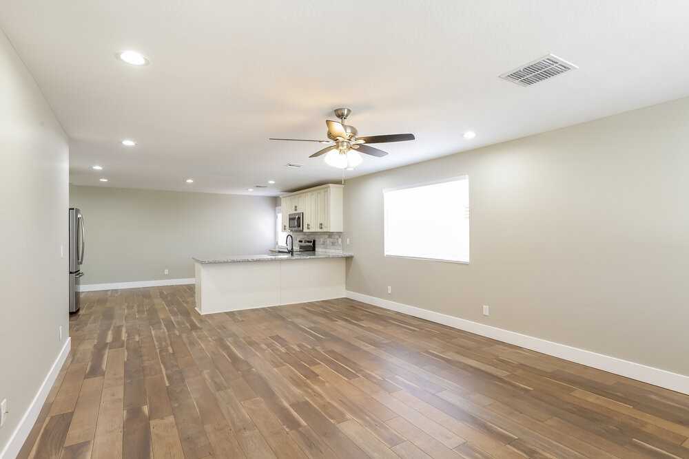 2321 W Mobile Ln - Photo 4 of 16