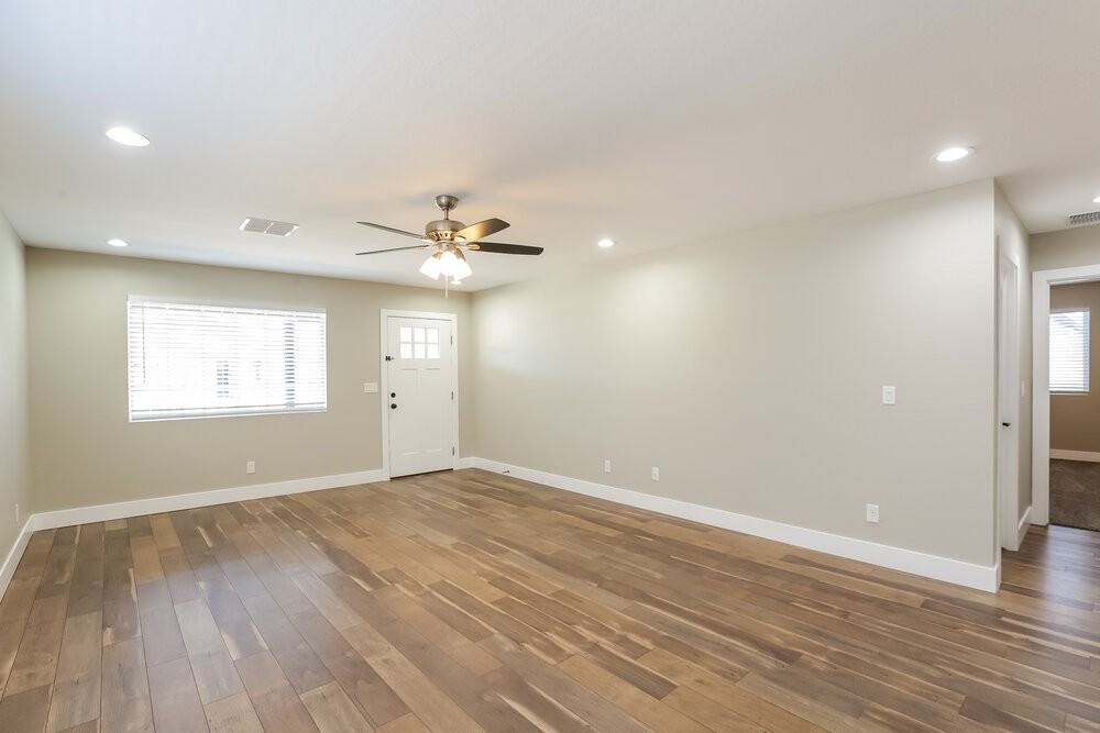 2321 W Mobile Ln - Photo 5 of 16