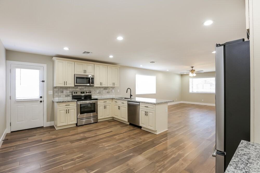 2321 W Mobile Ln - Photo 6 of 16