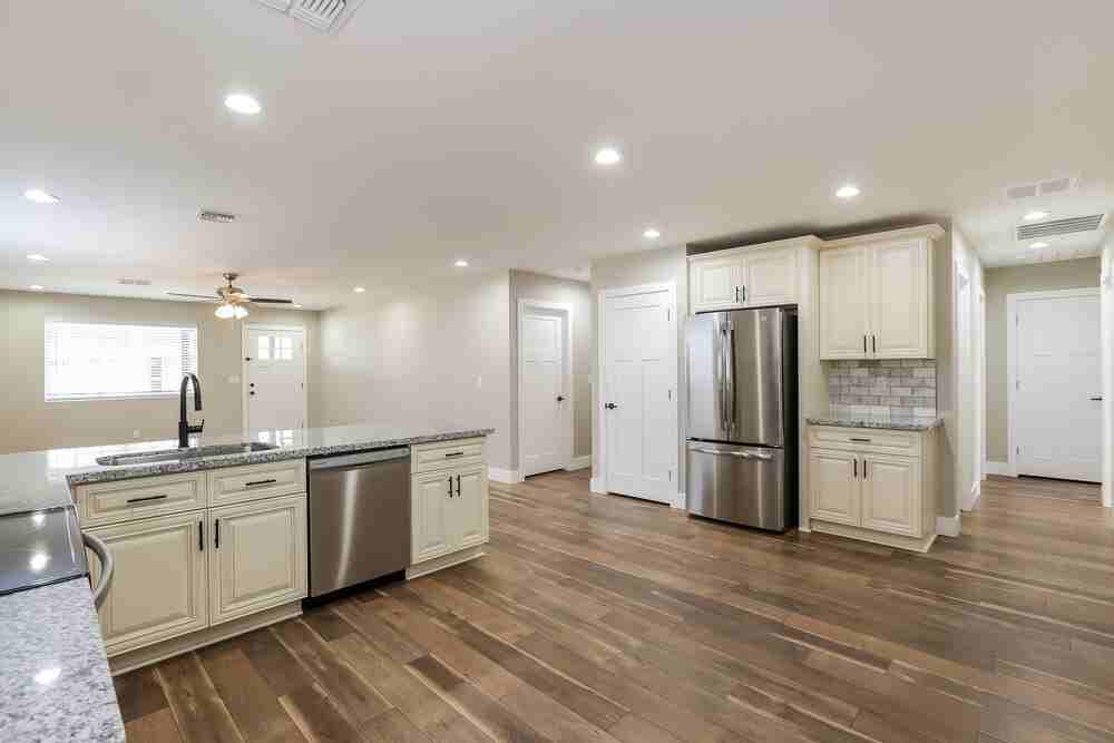 2321 W Mobile Ln - Photo 7 of 16