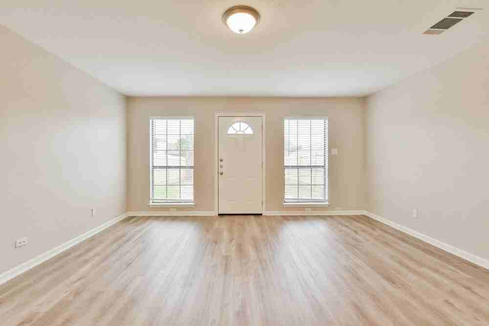 1616 Cayman Cir - Photo 3 of 16