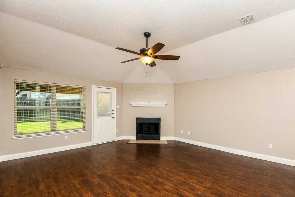 420 Pineview Ln - Photo 3 of 16