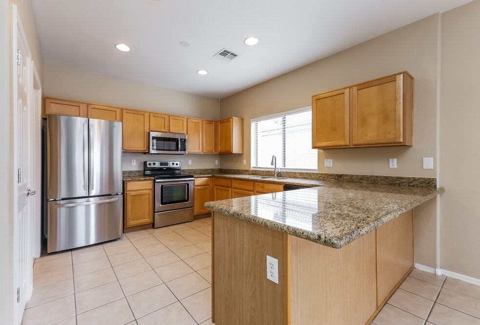 8866 W Hilton Ave - Photo 7 of 16