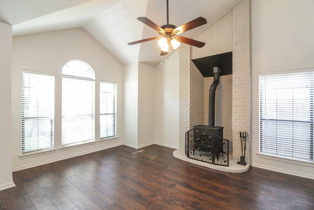 6003 Rocky Point Dr - Photo 3 of 15