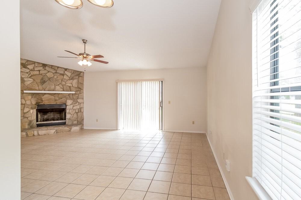 593 Radnor Ln - Photo 3 of 17