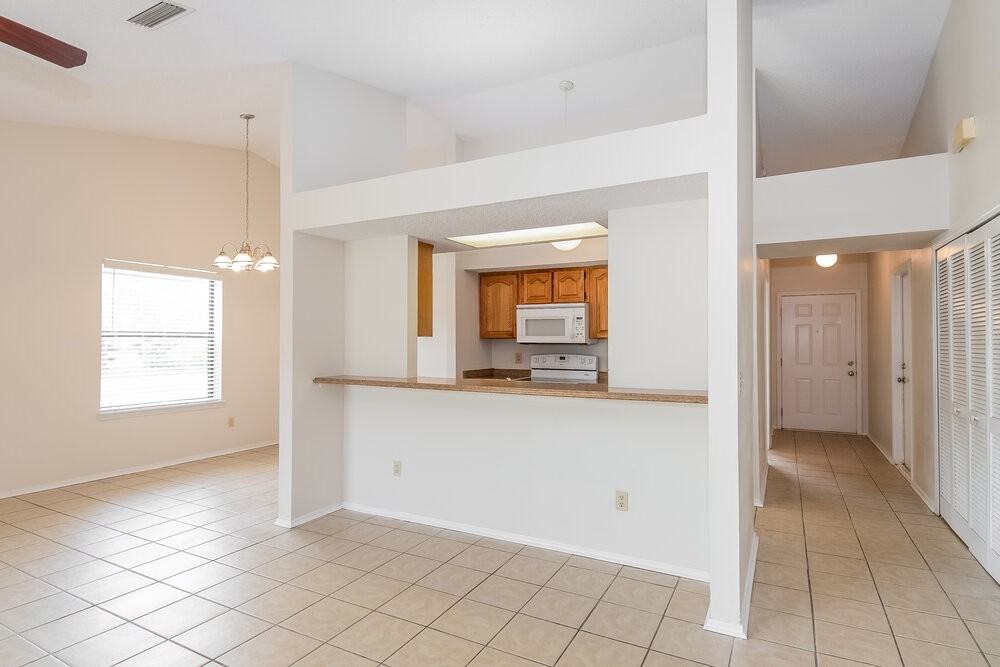 593 Radnor Ln - Photo 4 of 17