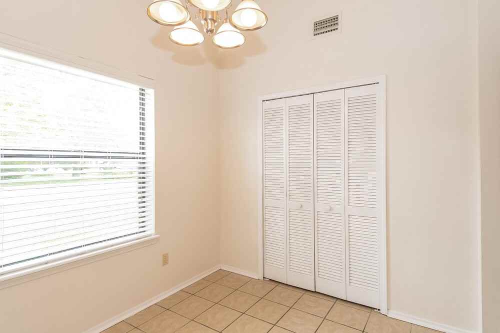 593 Radnor Ln - Photo 7 of 17