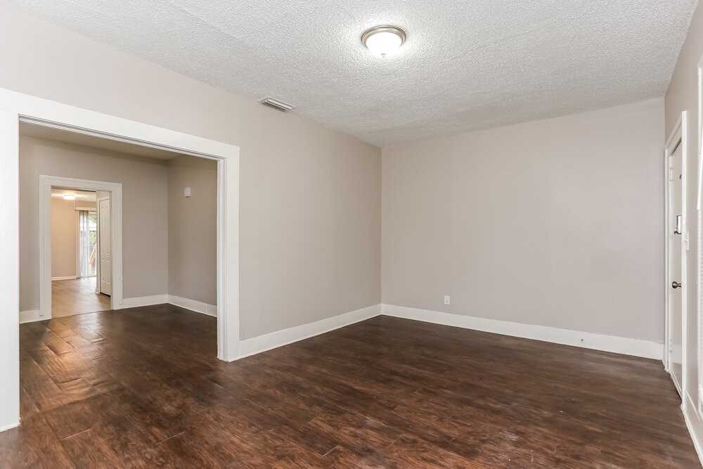 914 Allison St - Photo 4 of 16
