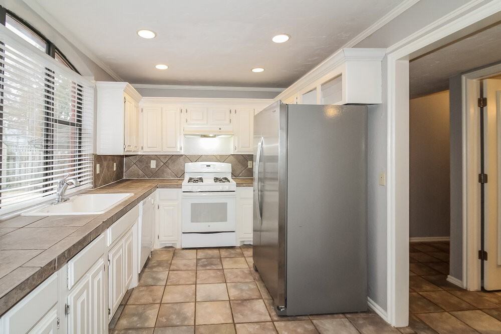 516 Nw 167th St - Photo 7 of 17