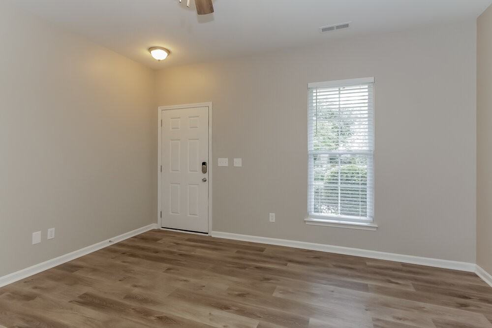 7915 Baylis Dr - Photo 5 of 17