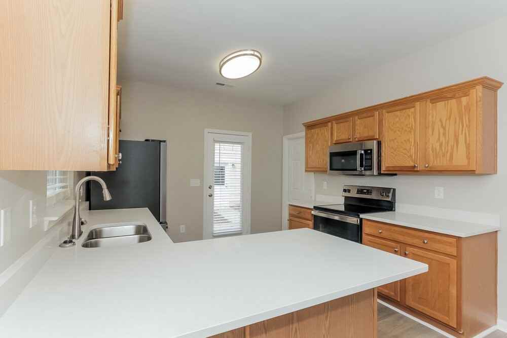 7915 Baylis Dr - Photo 7 of 17