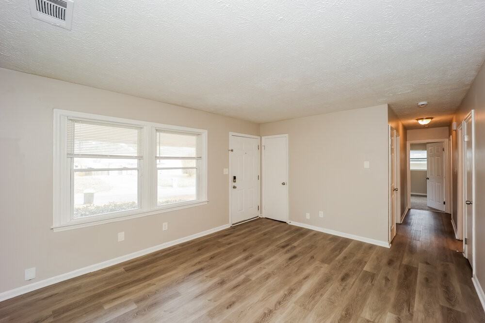 8203 Sussex Dr - Photo 5 of 16