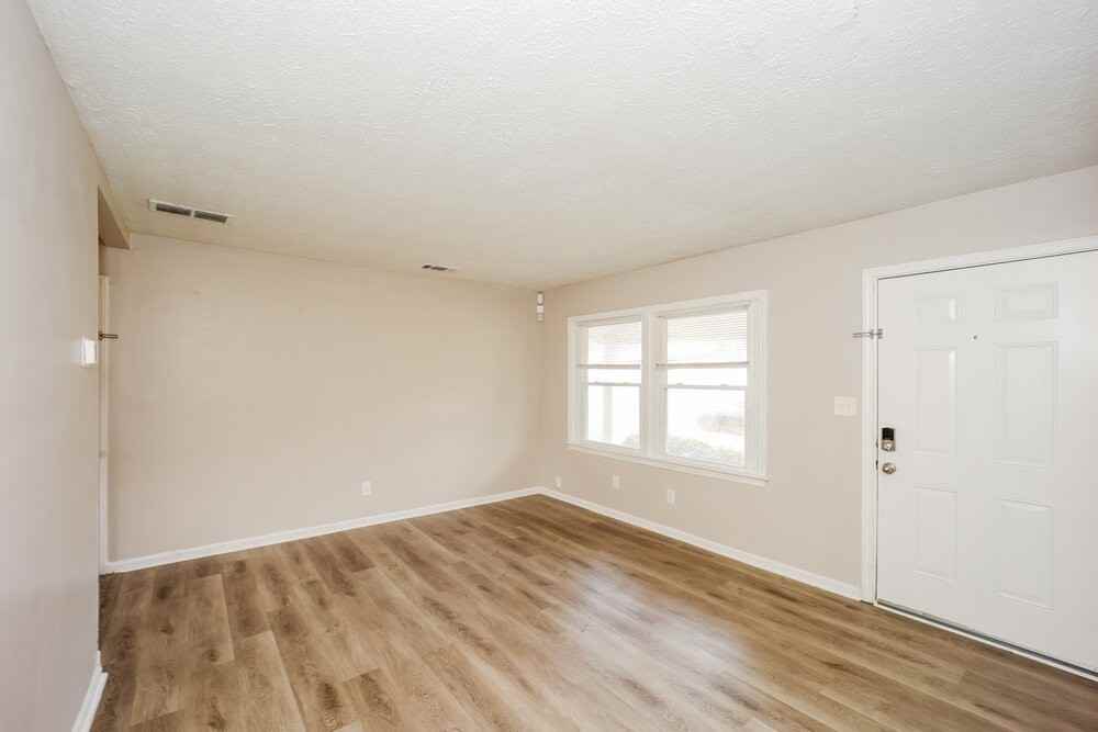 8203 Sussex Dr - Photo 6 of 16