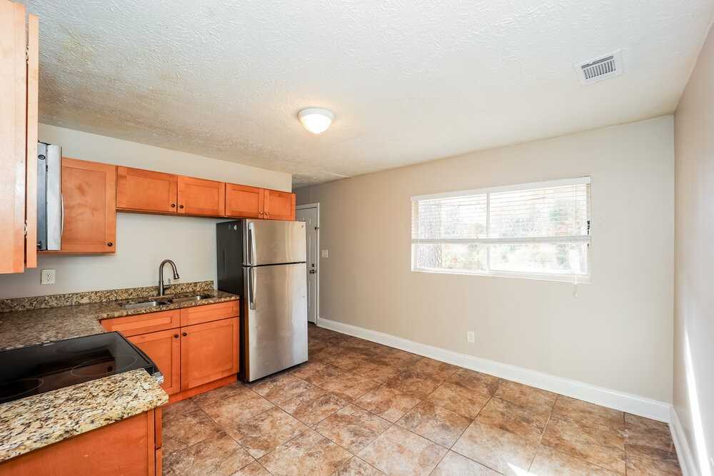 8203 Sussex Dr - Photo 7 of 16