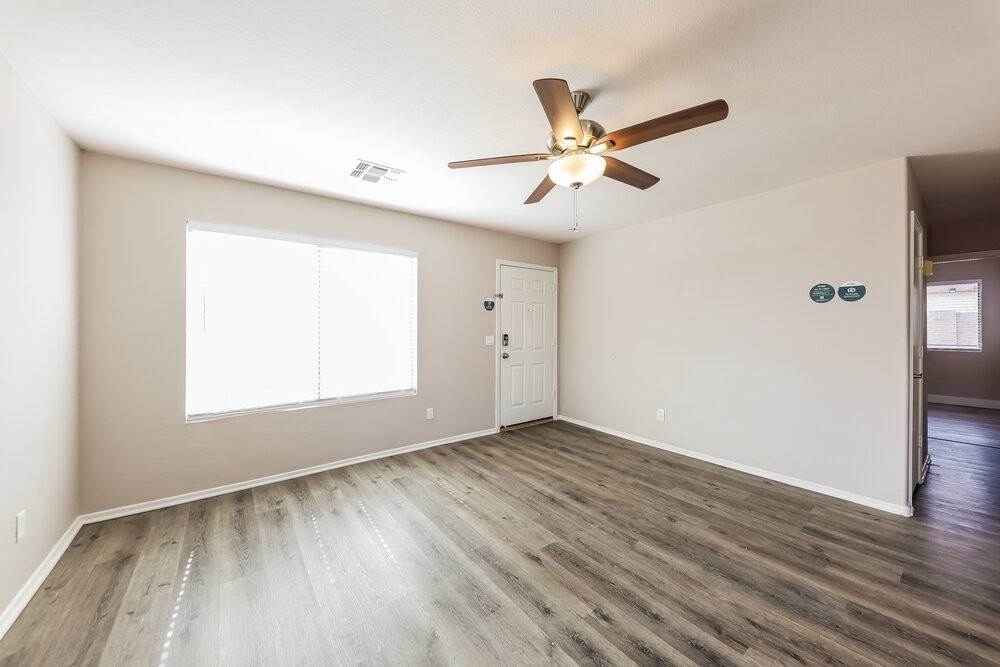 8560 W Mission Ln - Photo 4 of 16