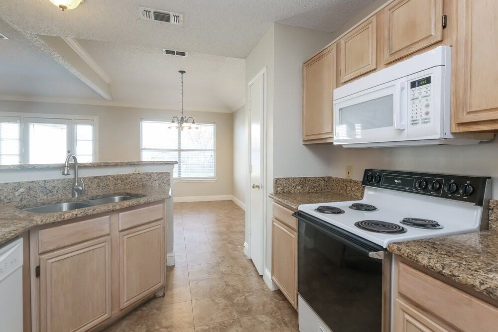 2524 Park Valley Dr - Photo 7 of 16