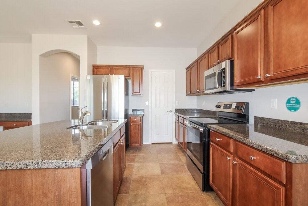 14079 W Bloomfield Rd - Photo 5 of 16