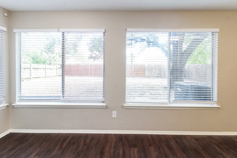 20246 Regents Corner Dr - Photo 7 of 17