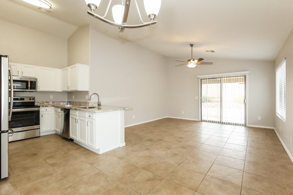 15814 W Jackson St - Photo 5 of 16