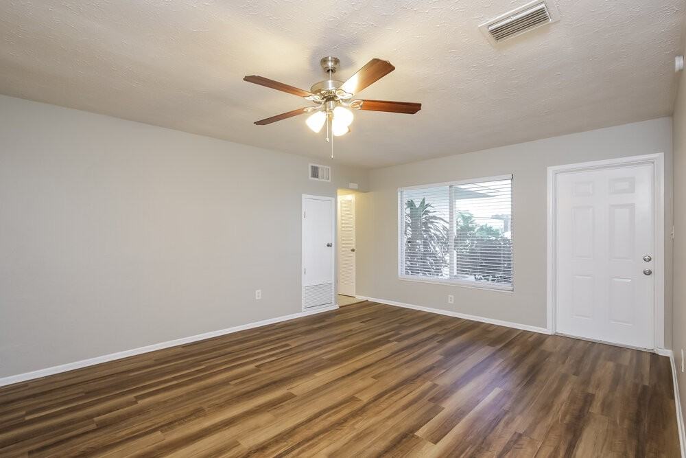 4459 Beneva Rd - Photo 3 of 25