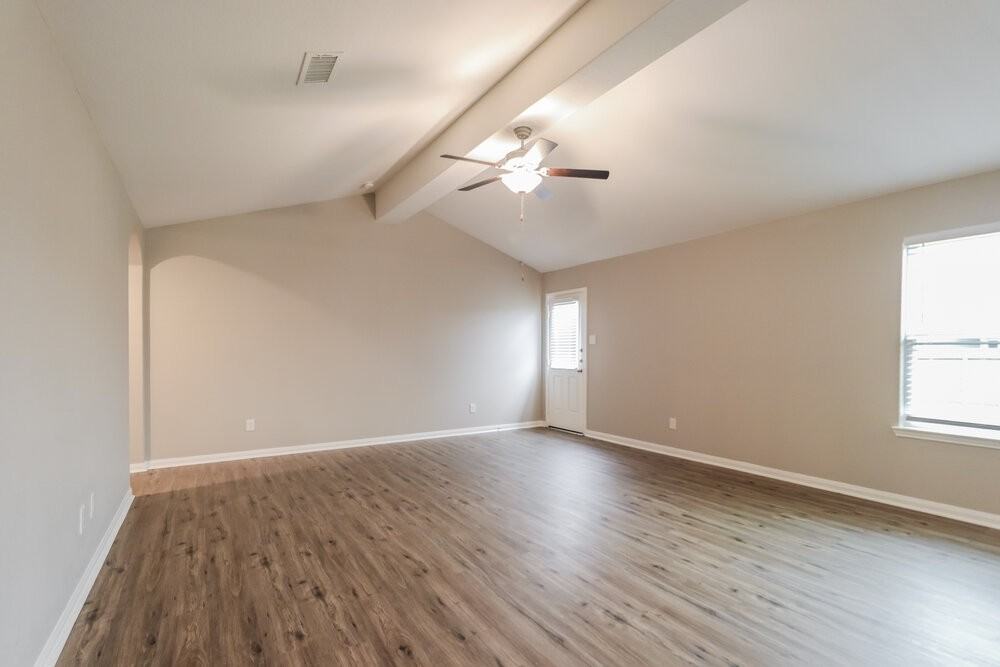 28052 Irving Dr - Photo 3 of 16