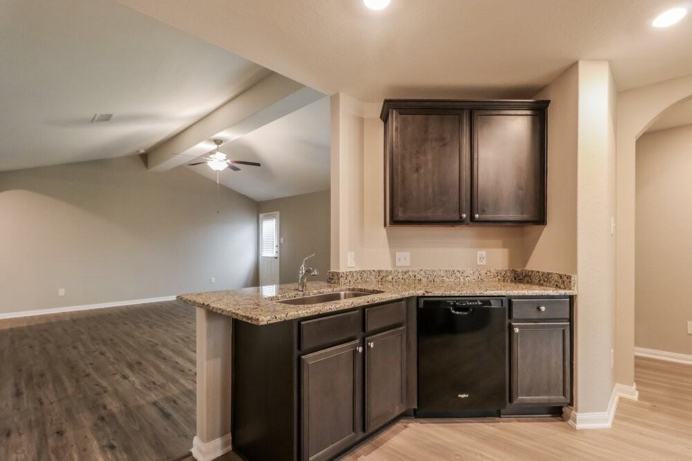 28052 Irving Dr - Photo 7 of 16