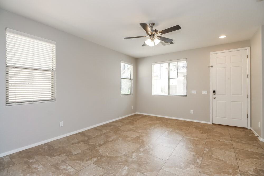 92 E Catclaw St - Photo 4 of 17