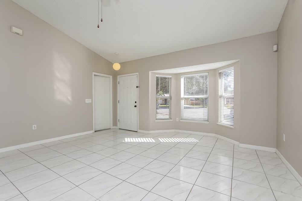 470 Breezeway Dr - Photo 3 of 16