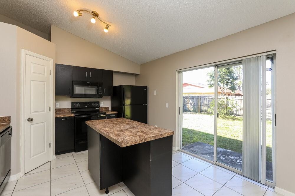 470 Breezeway Dr - Photo 6 of 16