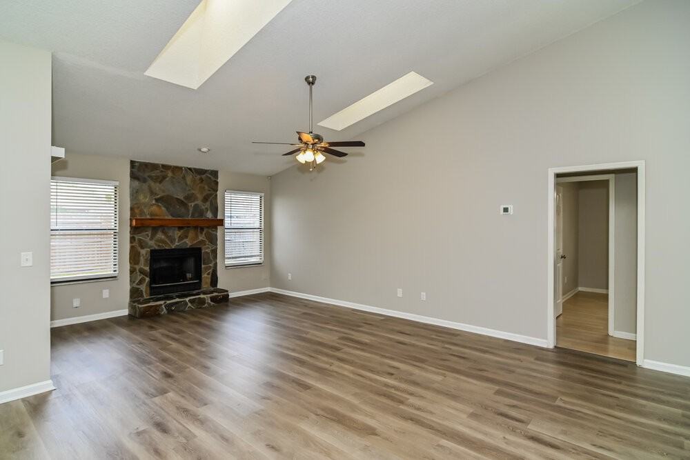 8255 Spencers Trace Dr - Photo 3 of 16