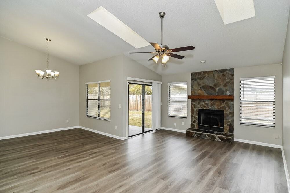8255 Spencers Trace Dr - Photo 4 of 16