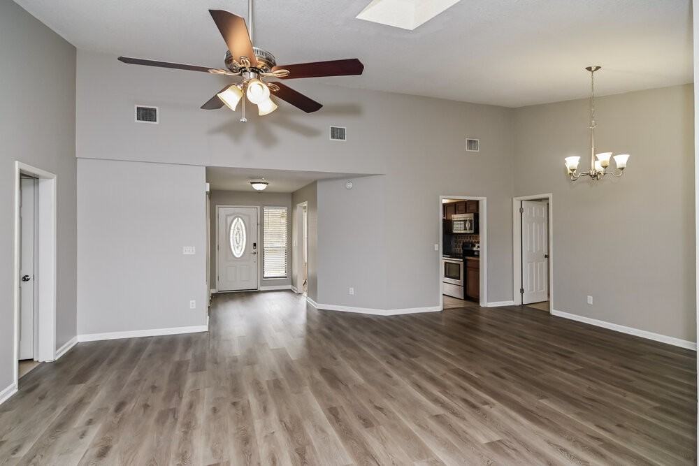 8255 Spencers Trace Dr - Photo 5 of 16