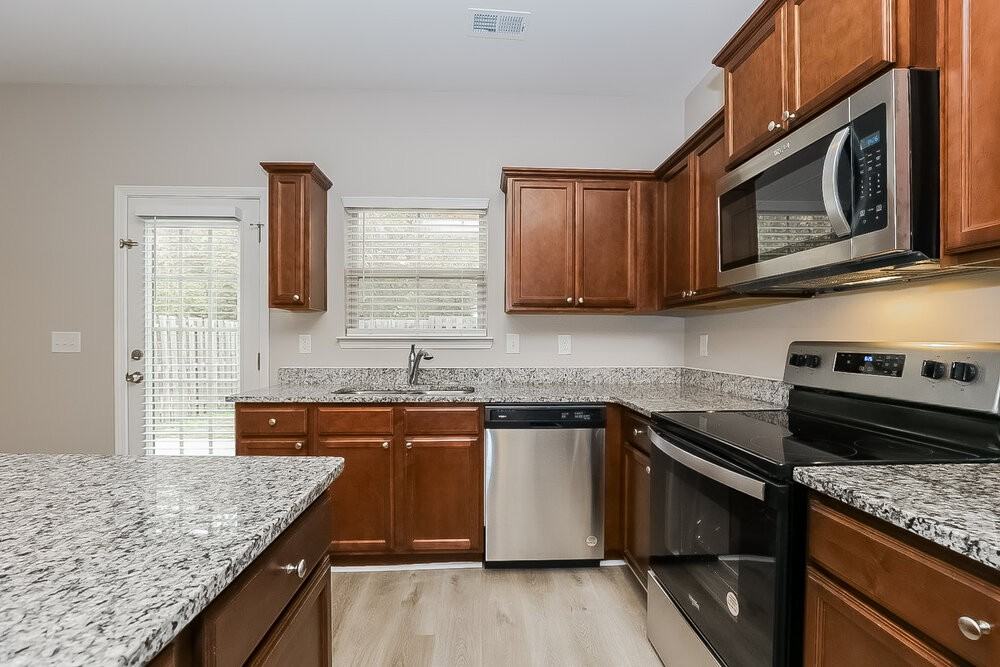 1047 Chatsworth Dr - Photo 7 of 17