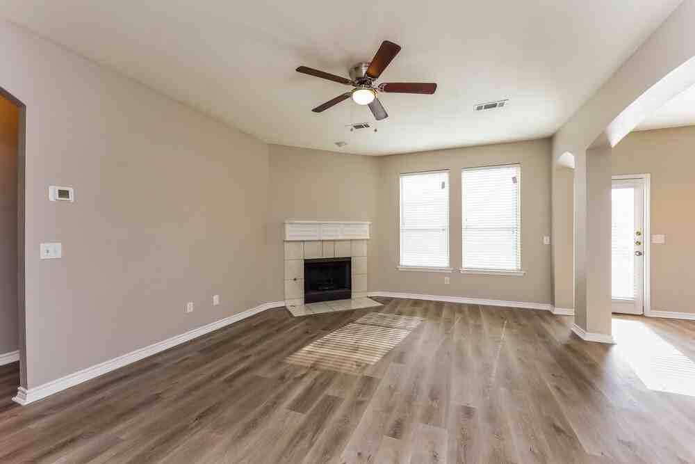 1630 Redwood Dr - Photo 5 of 17