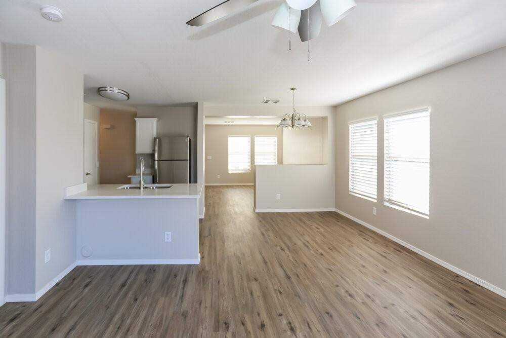 45616 W Guilder Ave - Photo 4 of 16