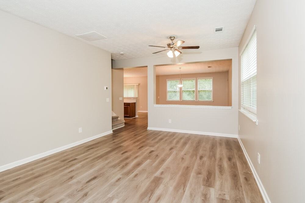 2040 Valley Creek Dr - Photo 4 of 17