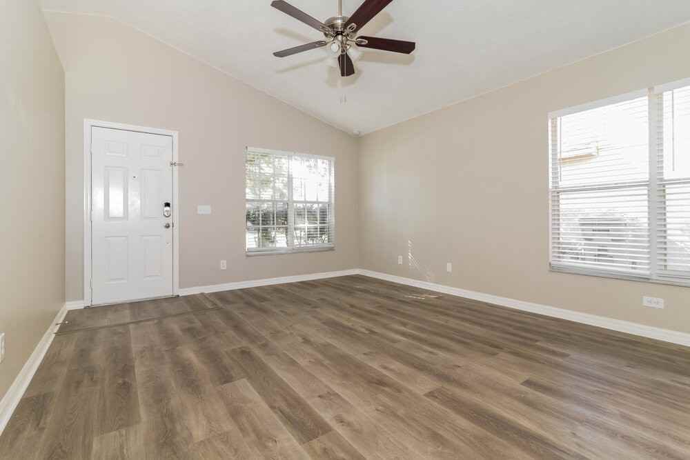 9687 Hollyhill Dr - Photo 3 of 15