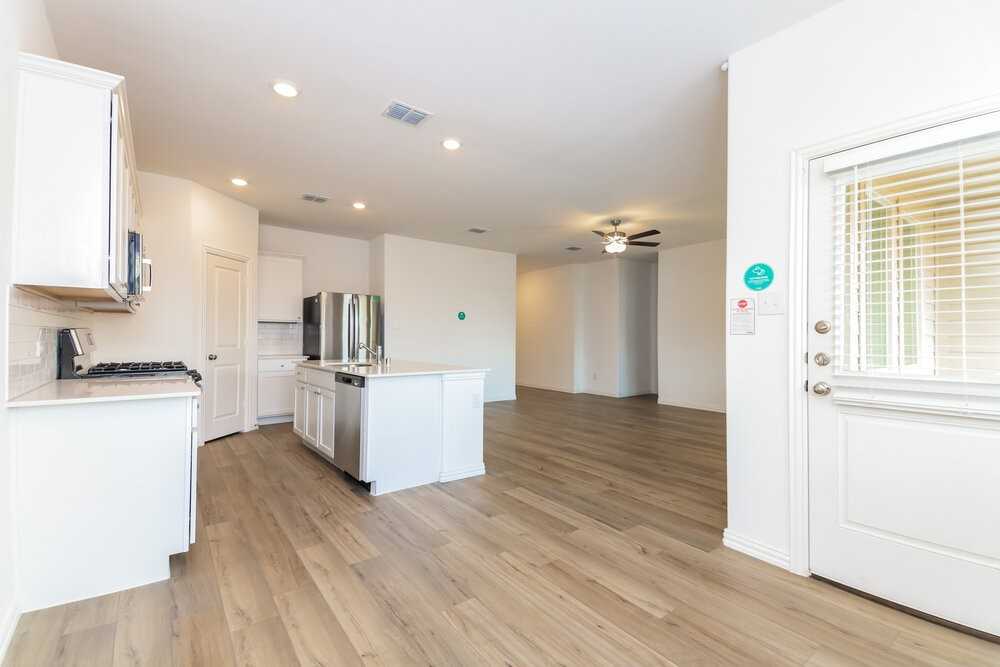 1102 Daffodil St - Photo 6 of 16