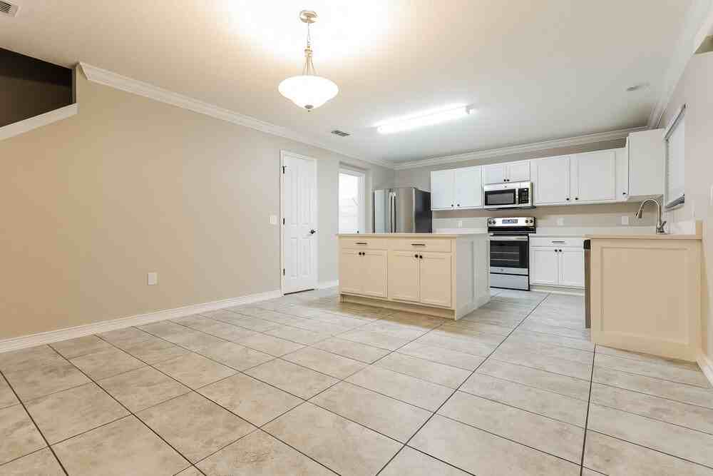 3235 Ogden Dr - Photo 5 of 17