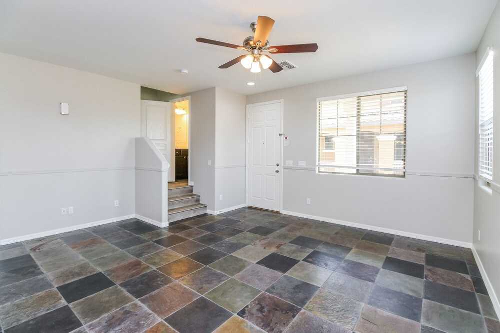 126 E Catclaw St - Photo 4 of 17