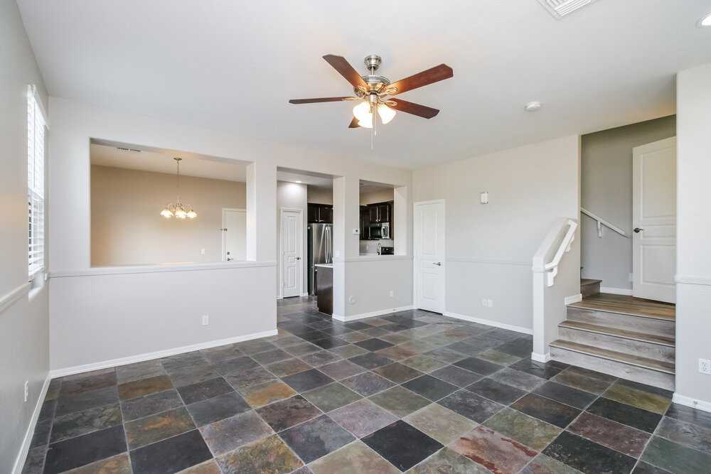 126 E Catclaw St - Photo 6 of 17