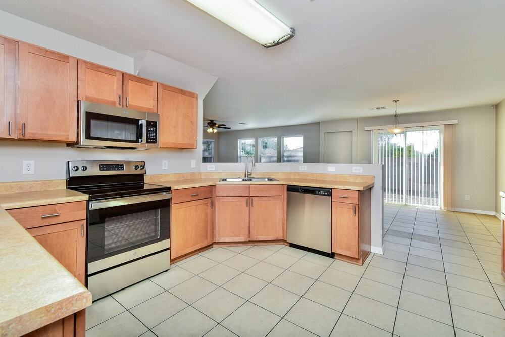 6766 S Parliament Dr - Photo 6 of 17